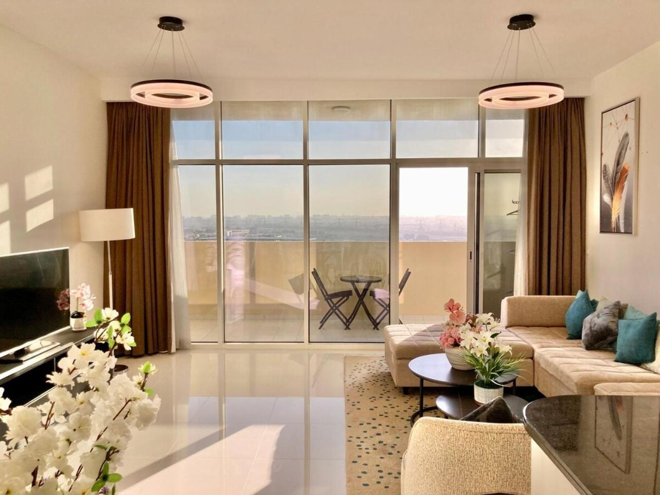 Luxurious 2br Skyline & Pool Views * Dubai
