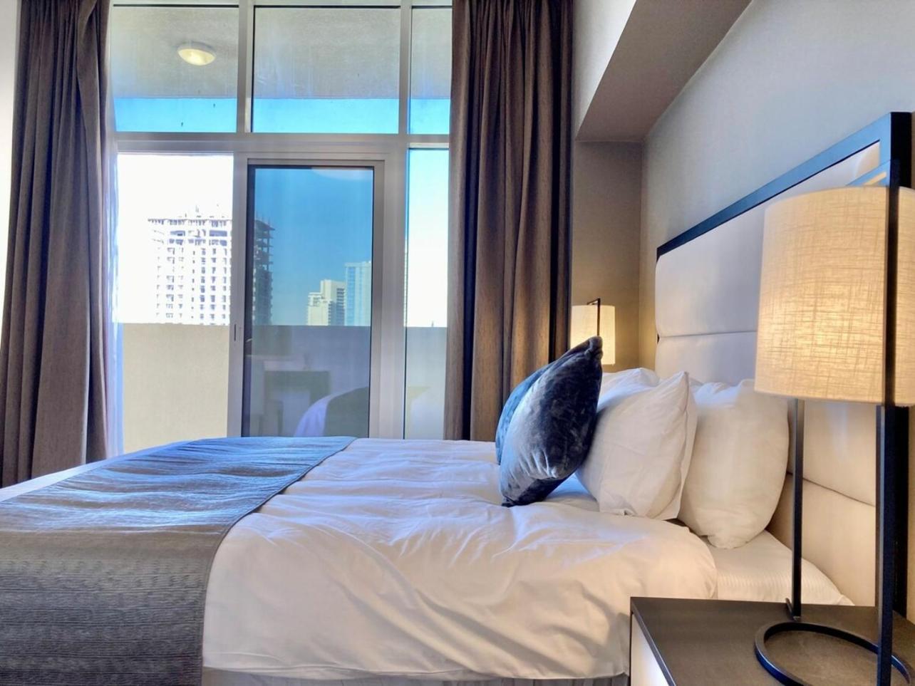 Apartment Luxurious 2br Skyline & Pool Views