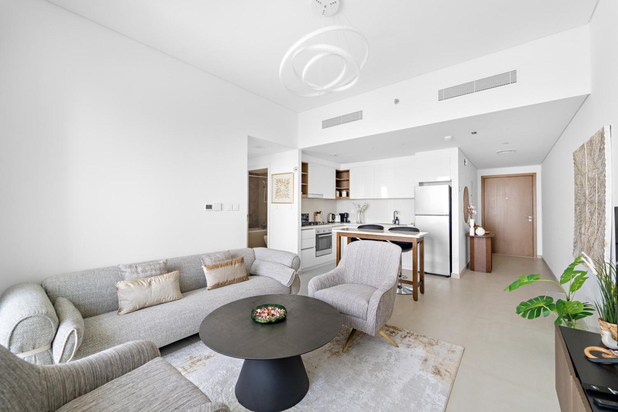 Spacious 1 Bedroom 10 Min From Burj Khalifa Apartment *