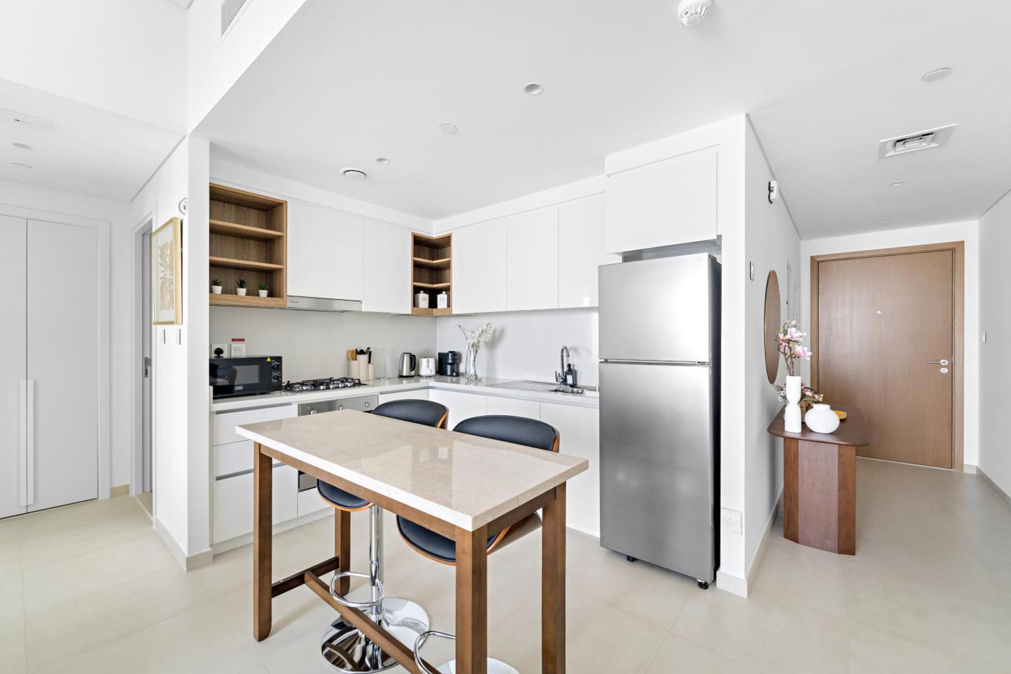 Spacious 1 Bedroom 10 Min From Burj Khalifa Apartment *