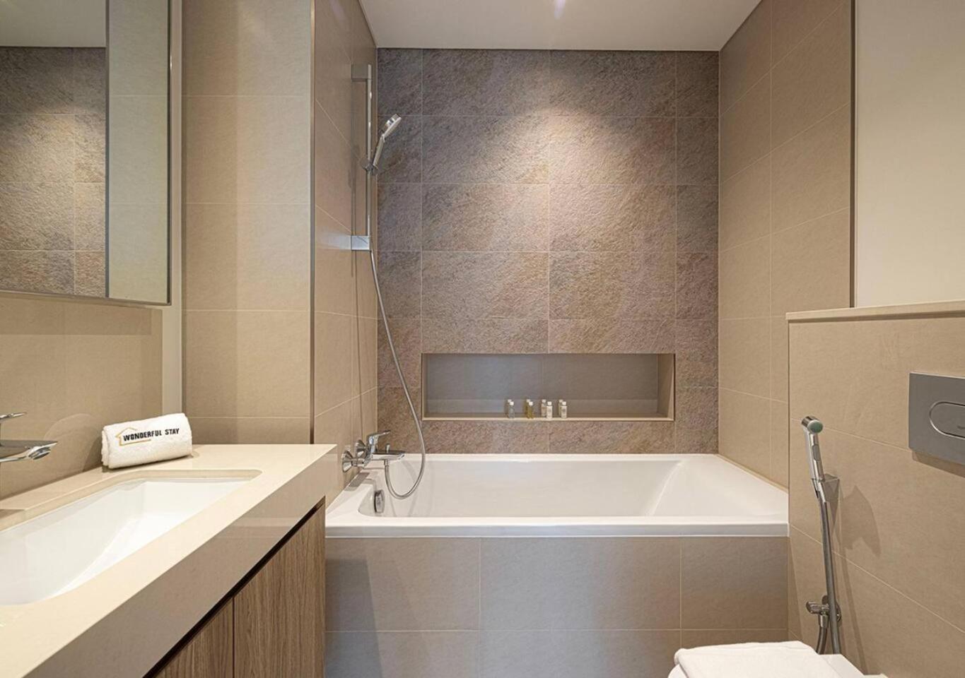 Burj Khalifa View - Luxe 2br - Mall Access Apartment