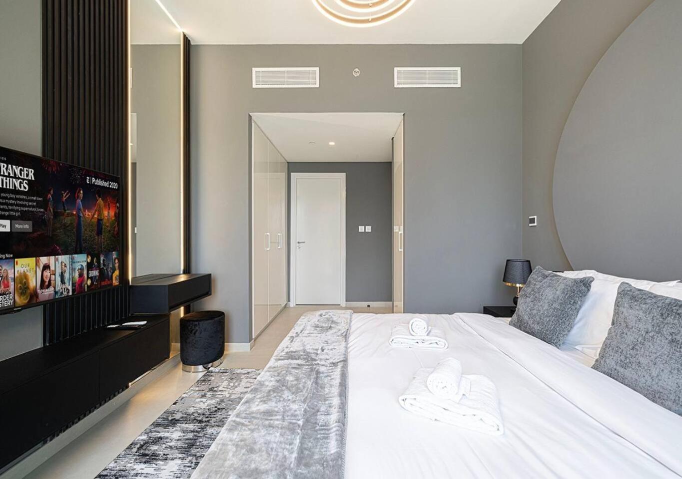 Burj Khalifa View - Luxe 2br - Mall Access Apartment Dubai