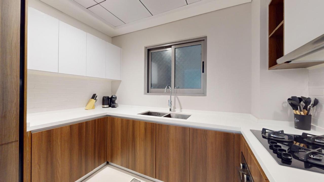 Prime Views - Calm One Bedroom With Pool View Apartment *