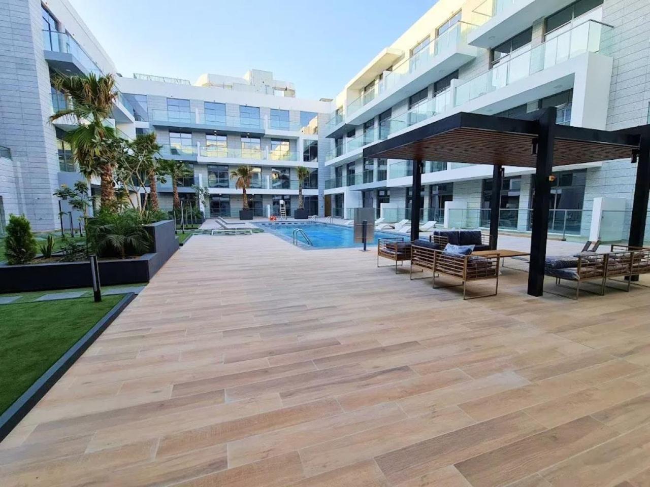 Prime Views - Calm One Bedroom With Pool View