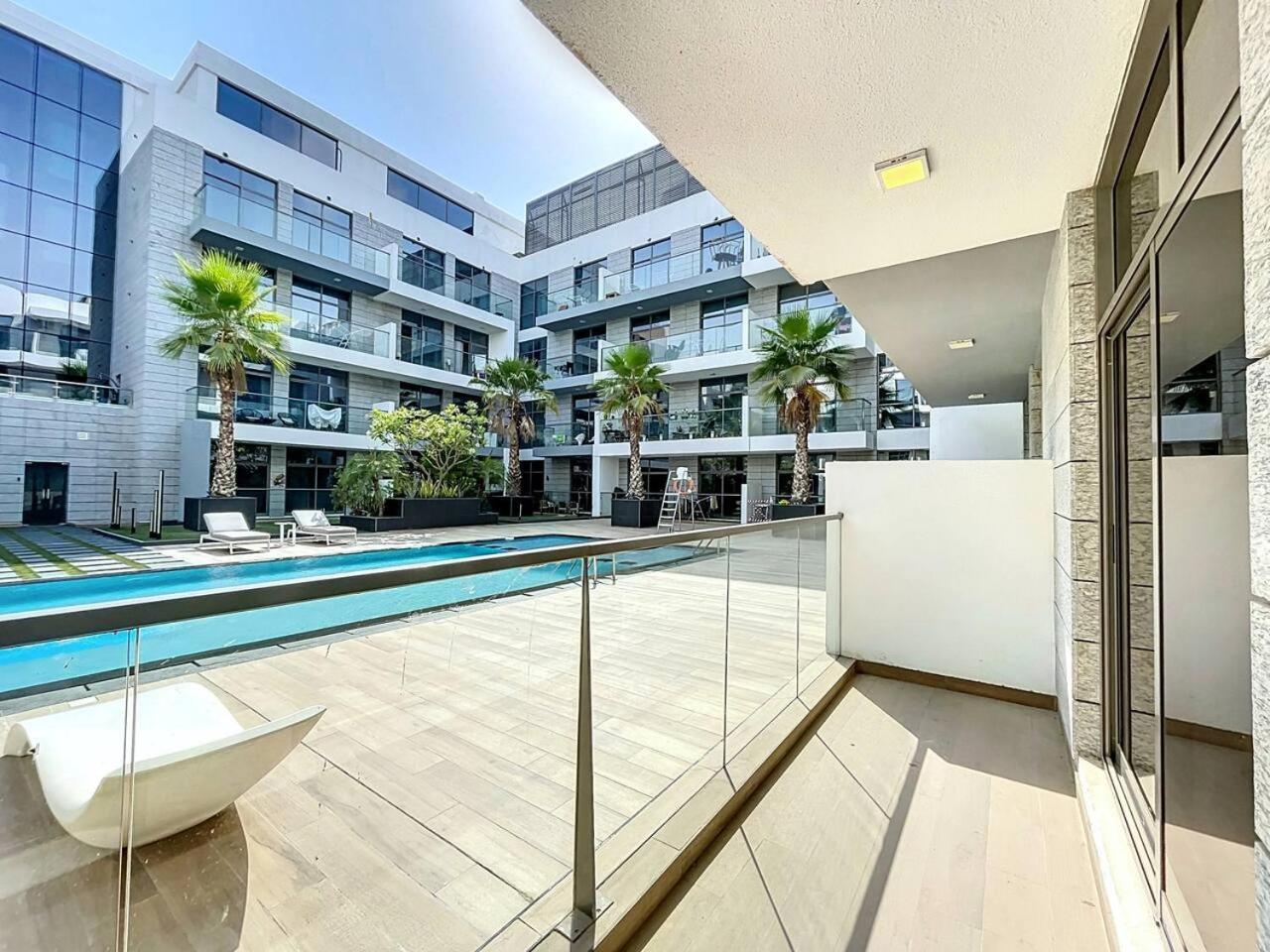 Prime Views - Calm One Bedroom With Pool View