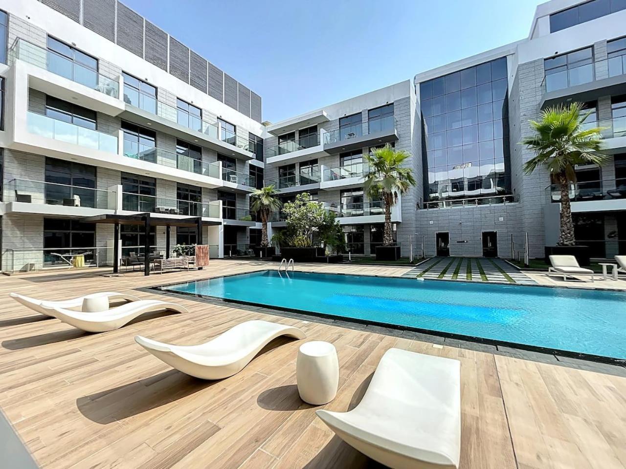 Prime Views - Calm One Bedroom With Pool View Apartment *