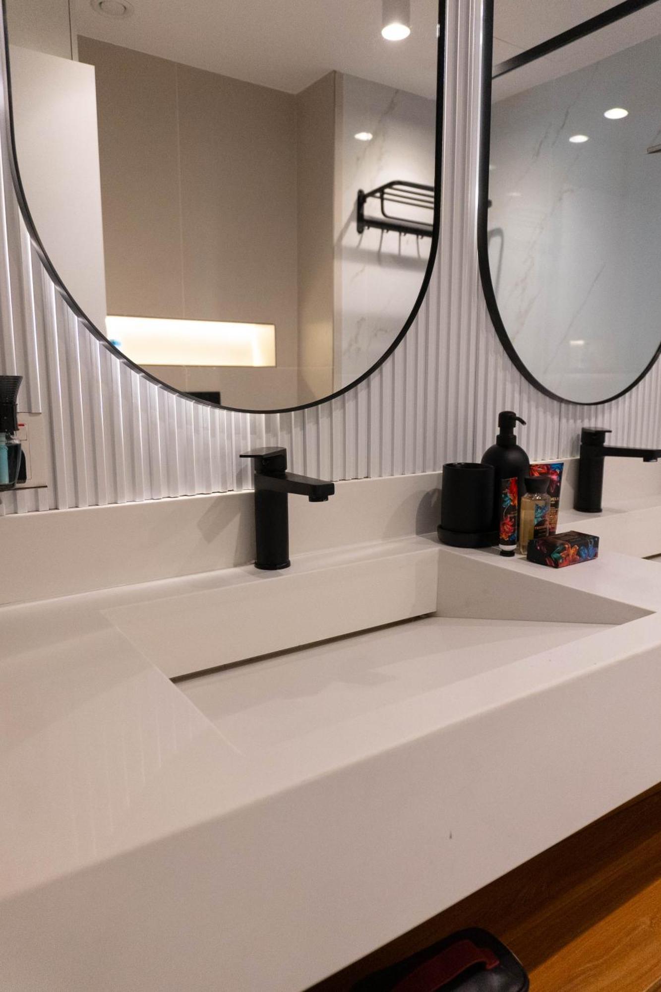 Blessed Oasis - Elegant 2br Marina Apartment
