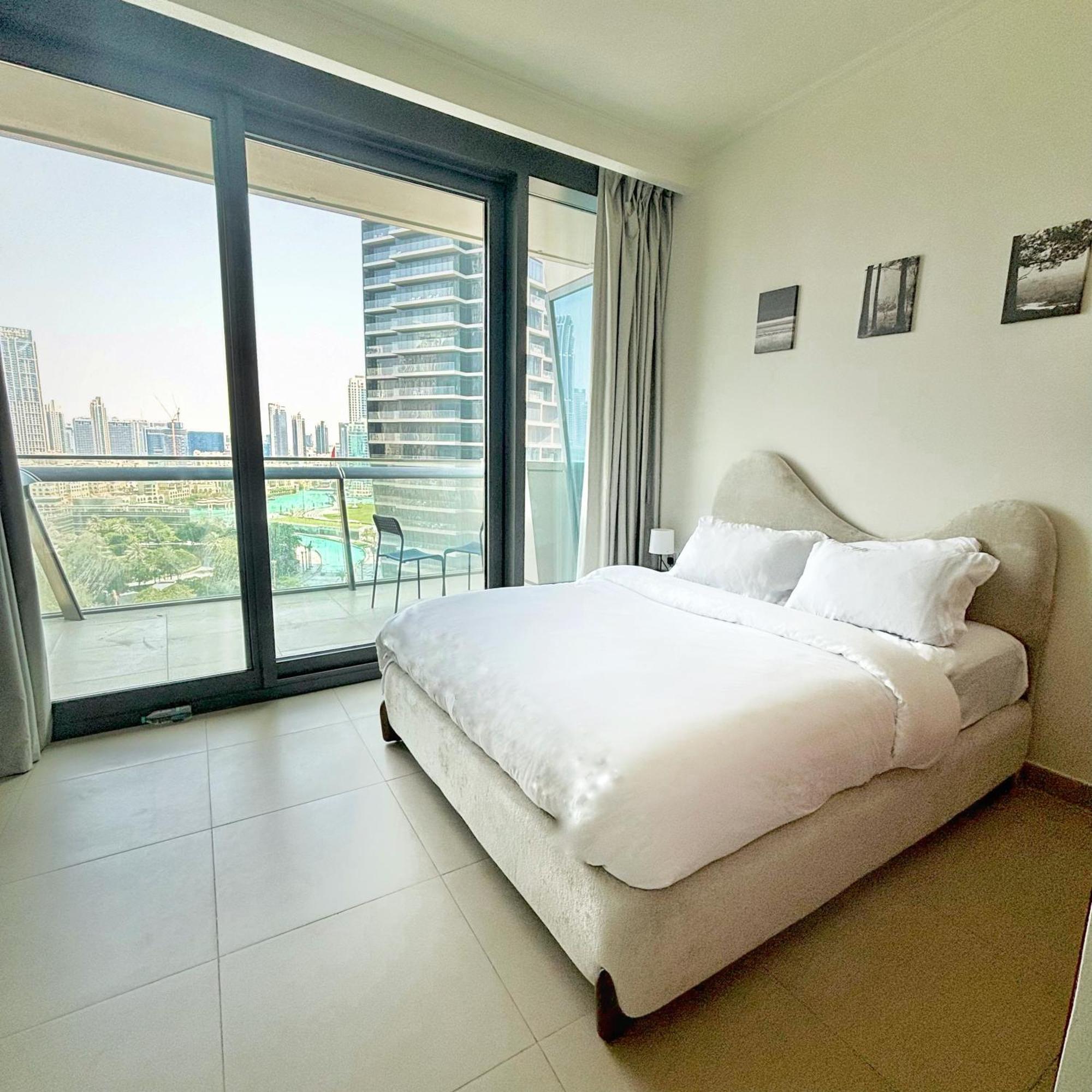 Stunning Burj Khalifa & Fountain View - Mall Access, Burj Vista Downtown Apartment *