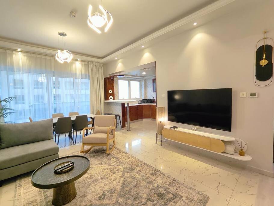 Apartment Large 1br With Great View Dubai