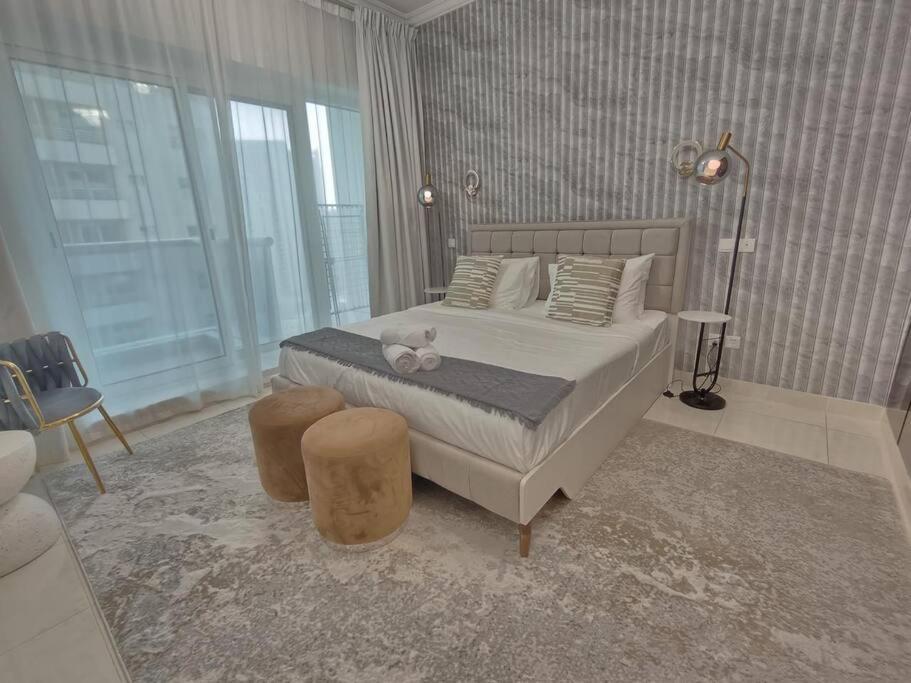 Apartment Large 1br With Great View *