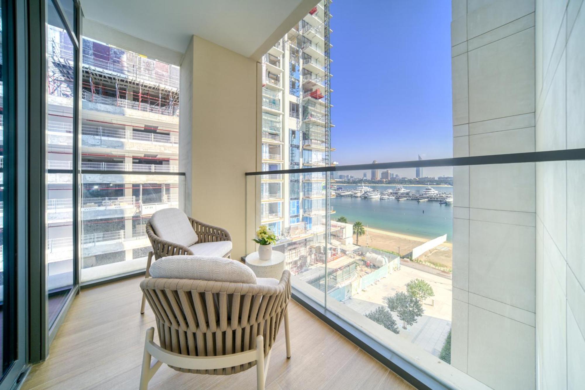Luxury 2-bed L Emaar Beachfront *