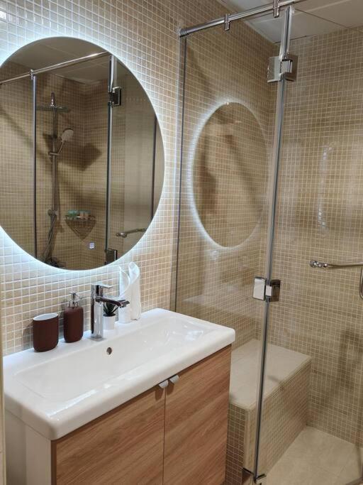 Apartment Large 1br With Great View *