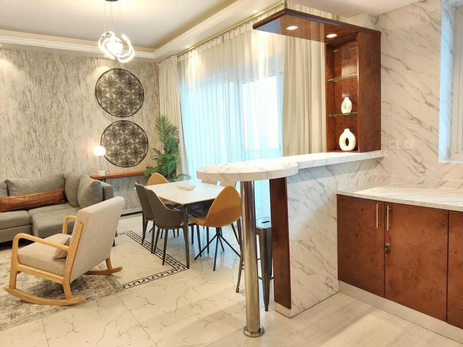 Large 1br With Great View *