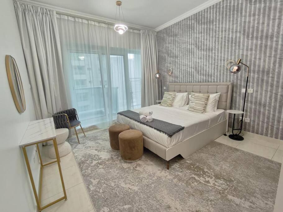 Apartment Large 1br With Great View *