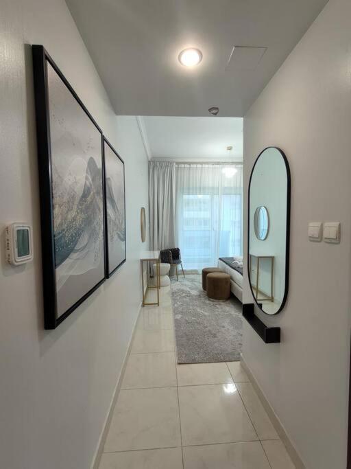 Apartment Large 1br With Great View *