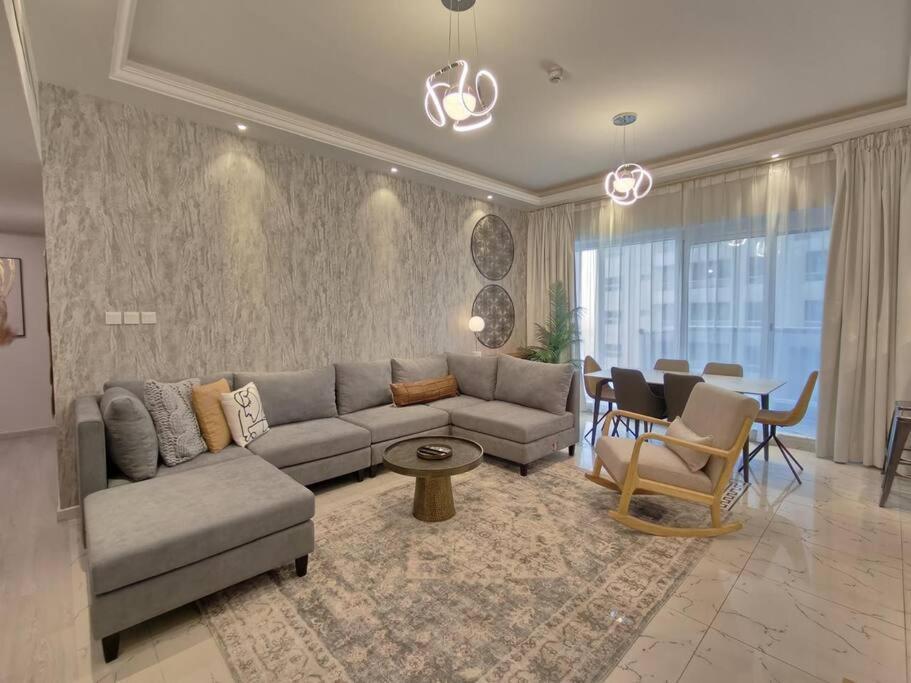Large 1br With Great View