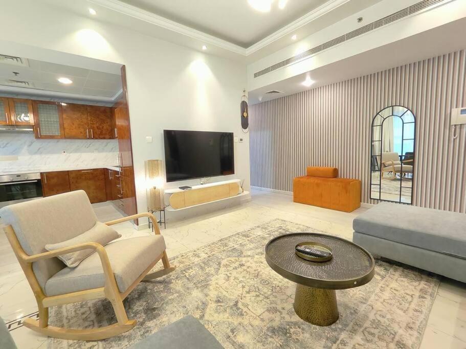 Apartment Large 1br With Great View