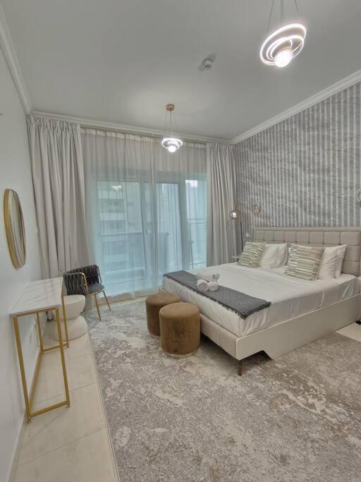 Large 1br With Great View Apartment