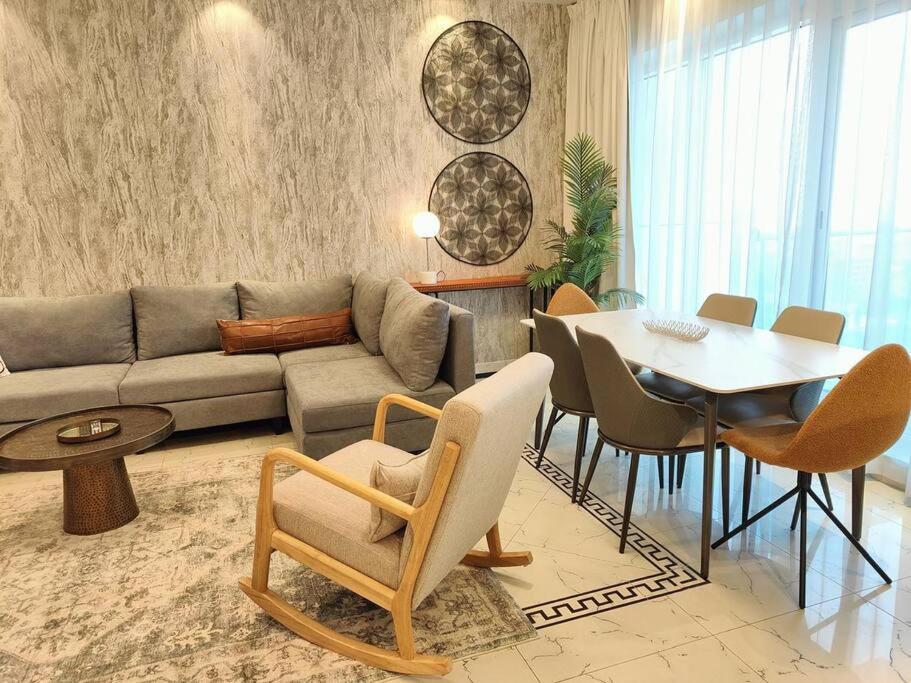 Apartment Large 1br With Great View *