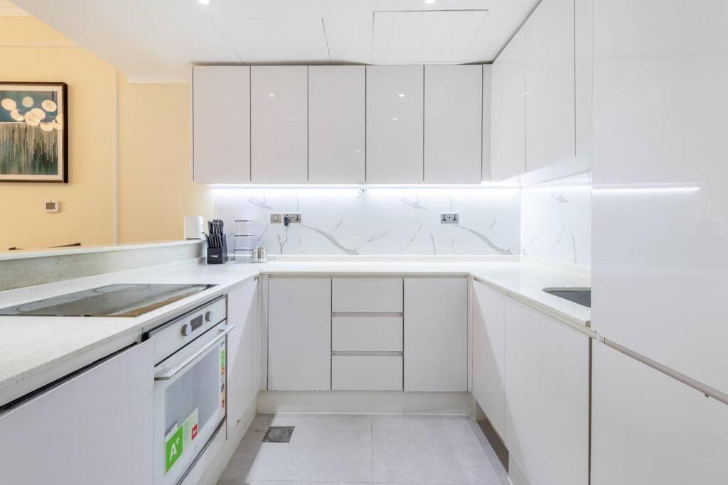 Gorgeous 2 Bedroom With Spectacular Sea View Apartment Dubai