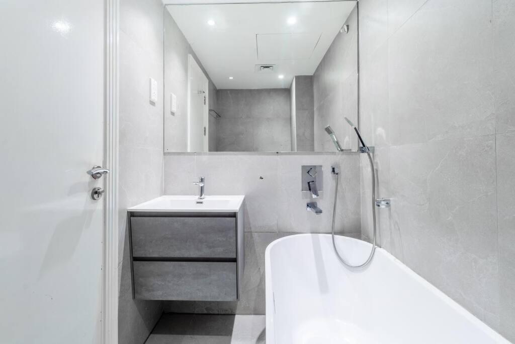 Gorgeous 2 Bedroom With Spectacular Sea View Apartment