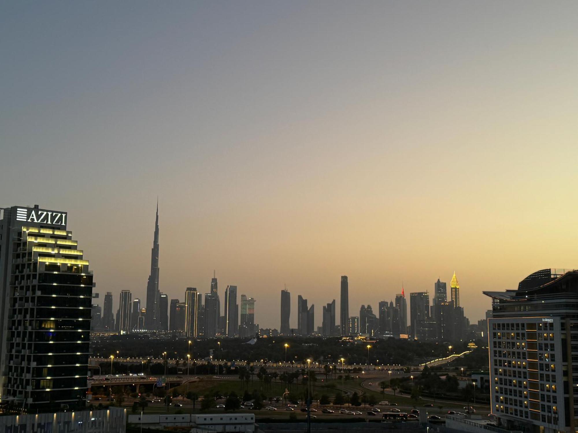 Apartment Modern With Burj Khalifa Views & Infinity Pool *