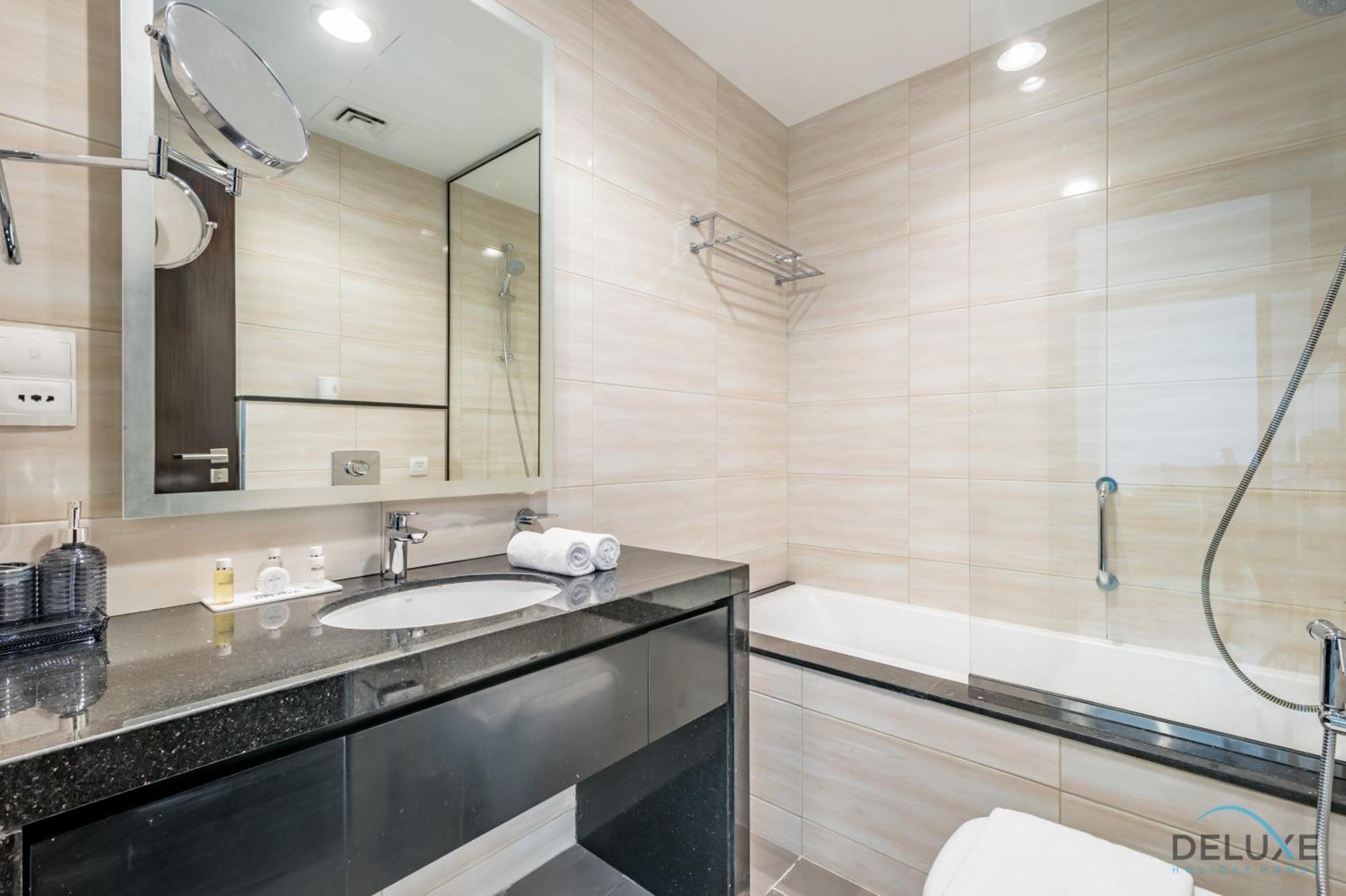 Apartment Cosmopolitan 1br In Celestia B, South By Deluxe Homes *