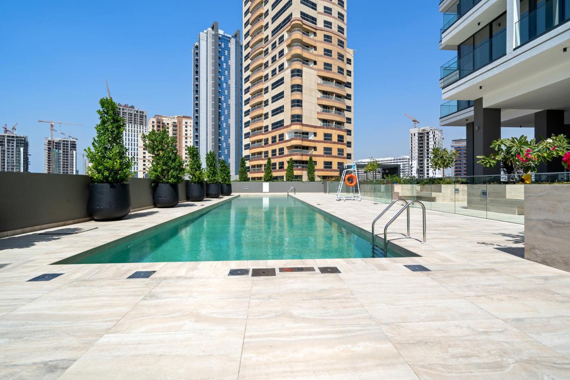 Waves - Cityscape Balcony Views And Cozy Comfort In Apartment