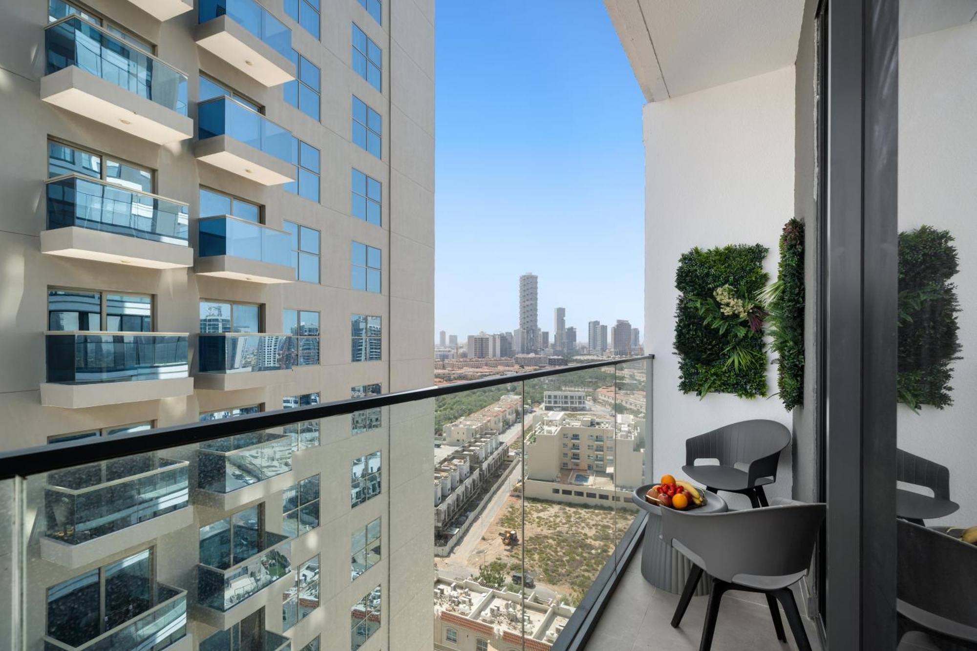 Apartment Waves - Cityscape Balcony Views And Cozy Comfort In Dubai