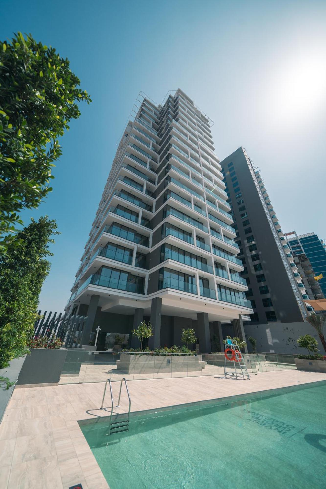 Waves - Cityscape Balcony Views And Cozy Comfort In Apartment Dubai