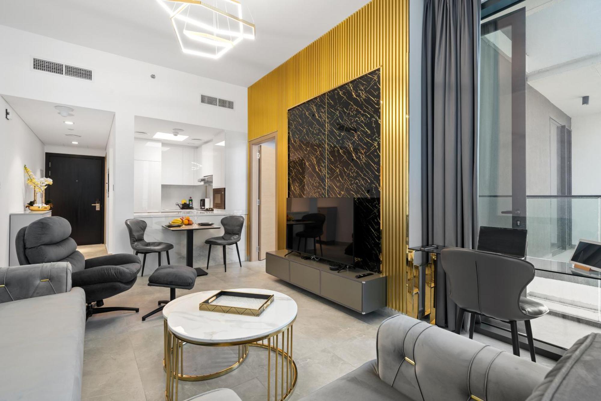 Waves - Cityscape Balcony Views And Cozy Comfort In