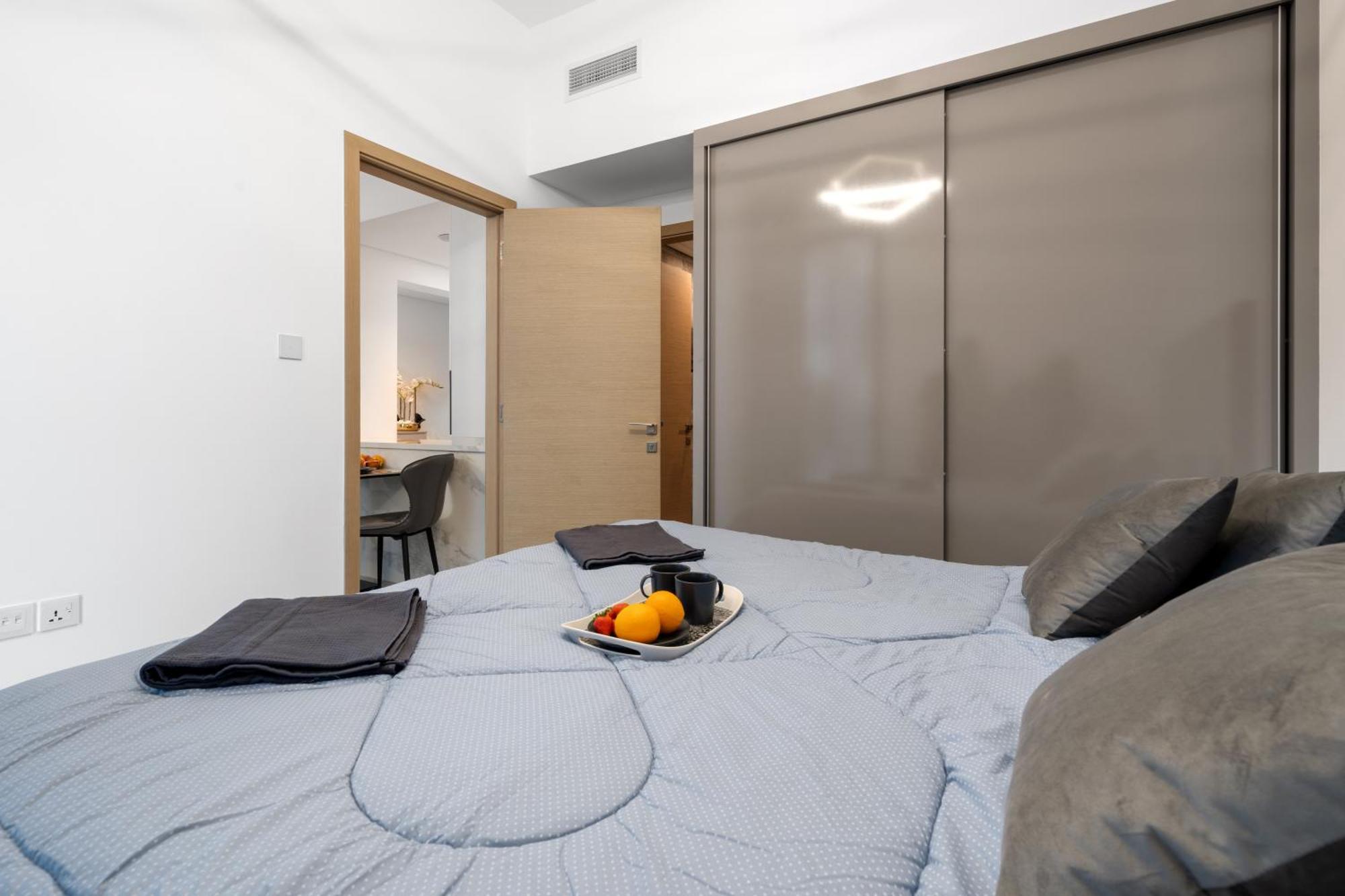 Waves - Cityscape Balcony Views And Cozy Comfort In