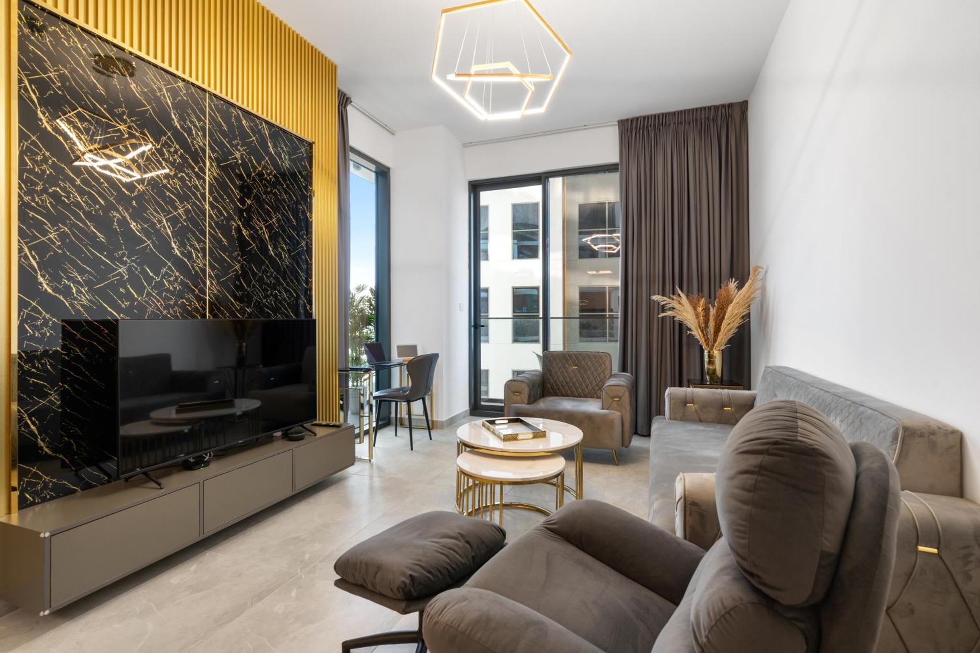 Waves - Cityscape Balcony Views And Cozy Comfort In