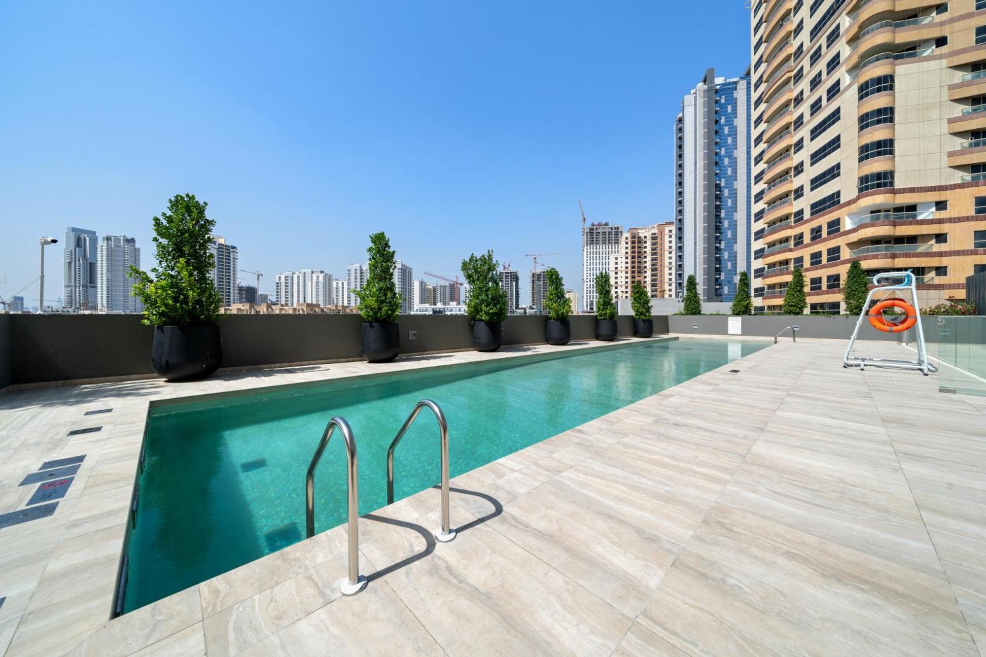 Waves - Cityscape Balcony Views And Cozy Comfort In Dubai
