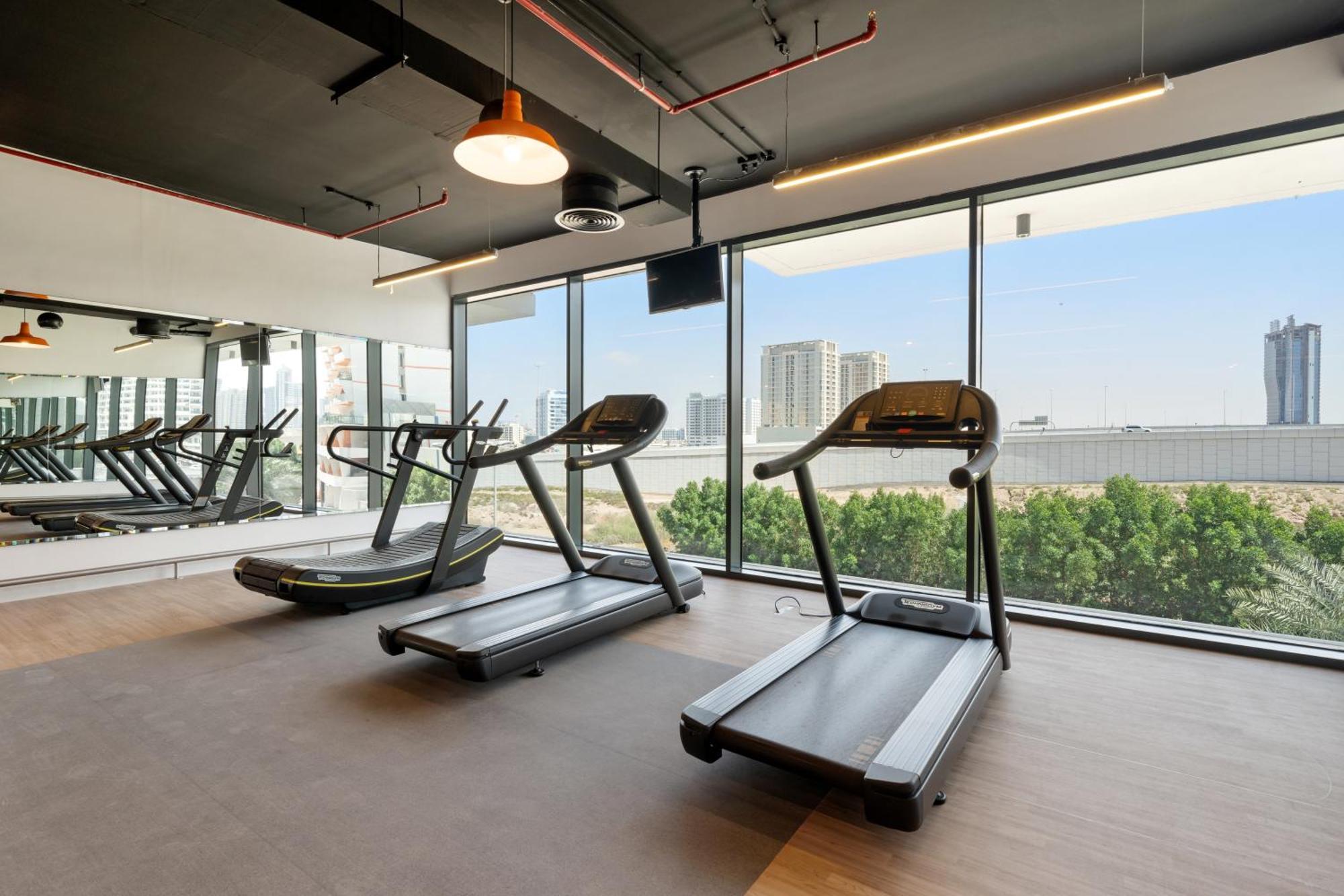 Waves - Cityscape Balcony Views And Cozy Comfort In Apartment Dubai