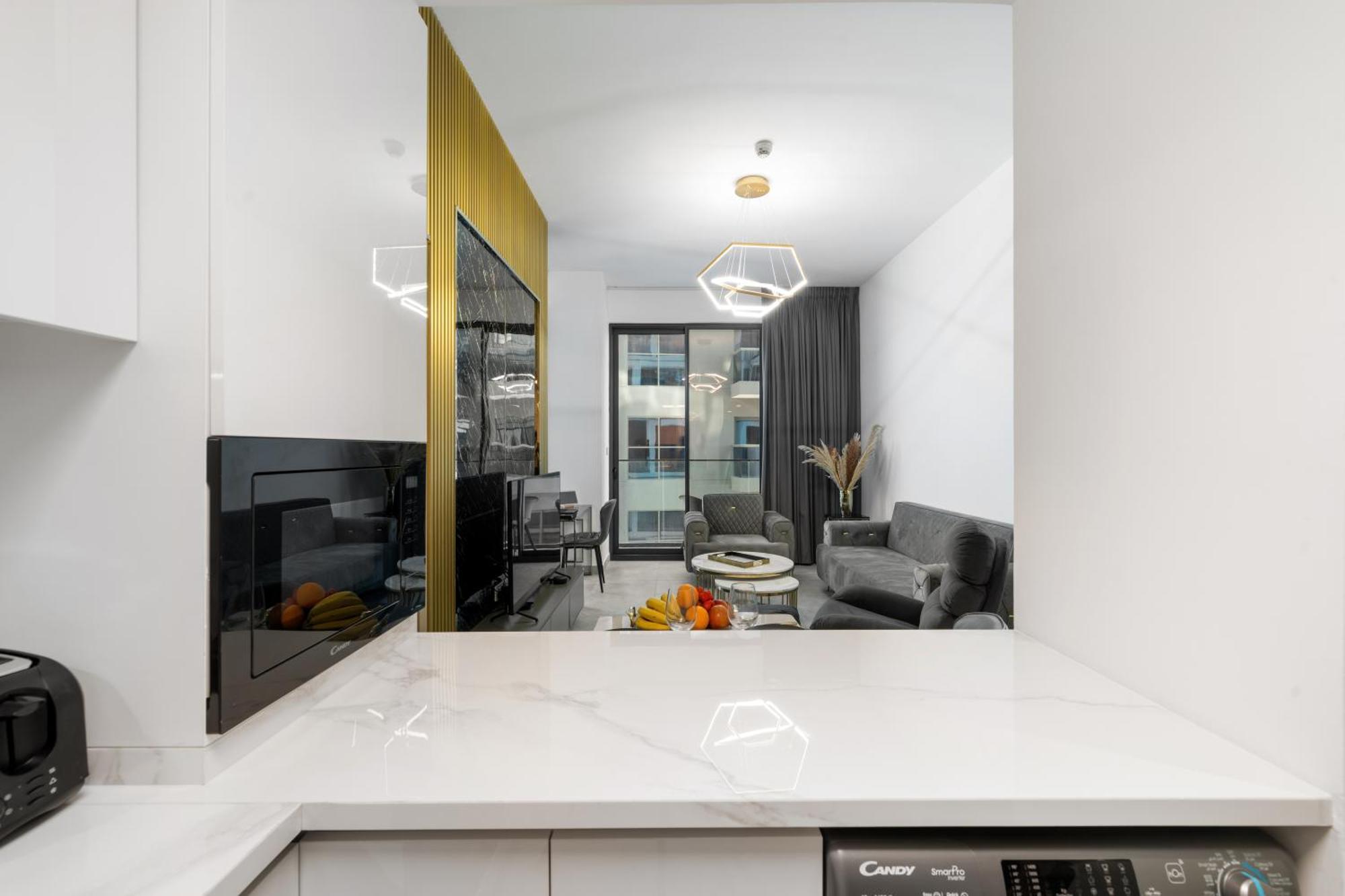 Apartment Waves - Cityscape Balcony Views And Cozy Comfort In