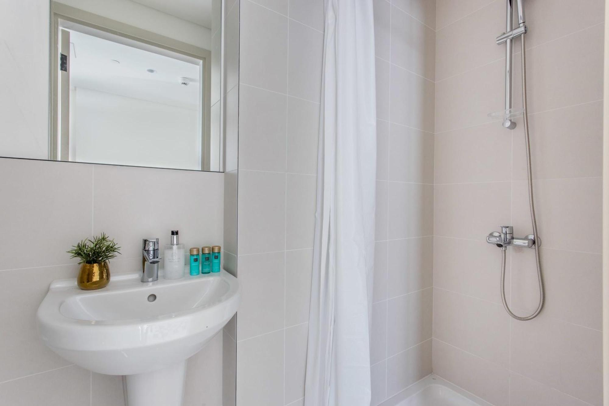 Frank Porter - Marina Vista Podium 3 Apartment Dubai