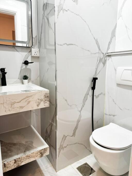 Apartment Luxurious Retreat With Stunning Marina & Palm View *