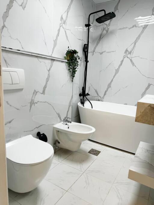 Luxurious Retreat With Stunning Marina & Palm View Apartment *