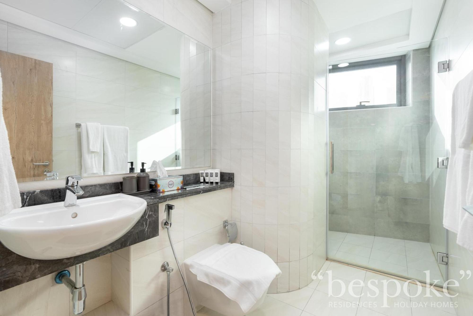 Bespoke - The Bay Residence, Stunning Views * Dubai