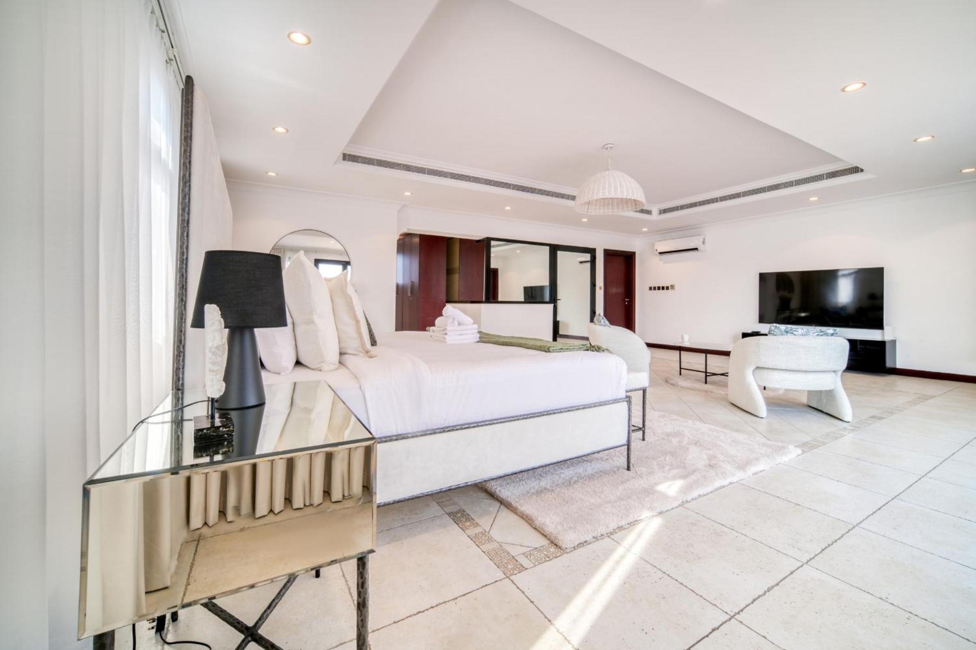 Frond D, Front Villa, Palm Jumeirah - Mint Villa
