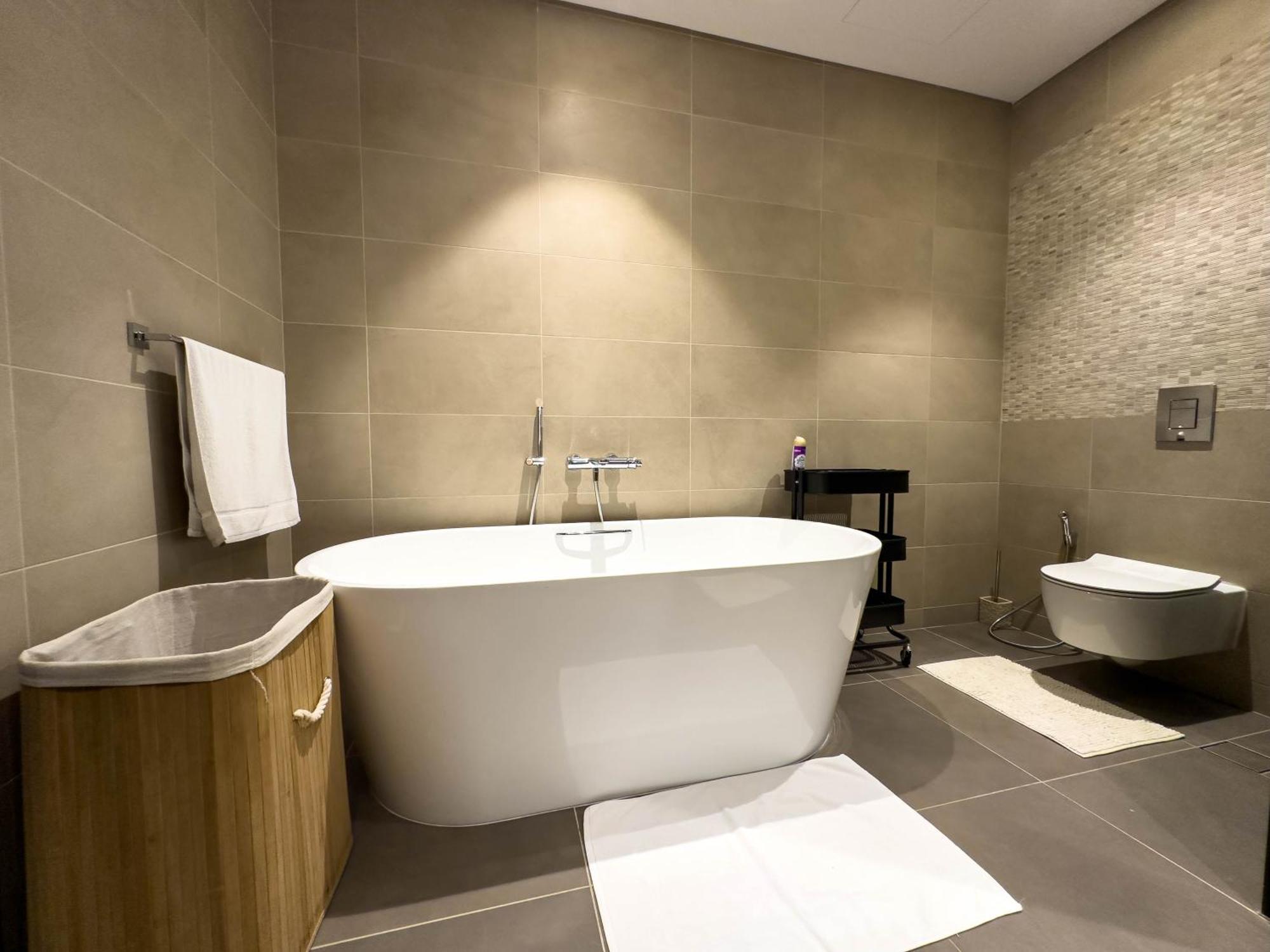 Naseem - Stylish 1br Overlooking The Marina *