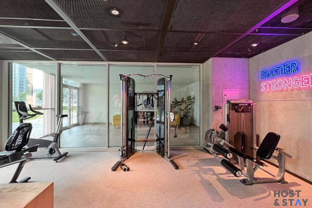 Amazing 1br In Collective2, Hills Dubai