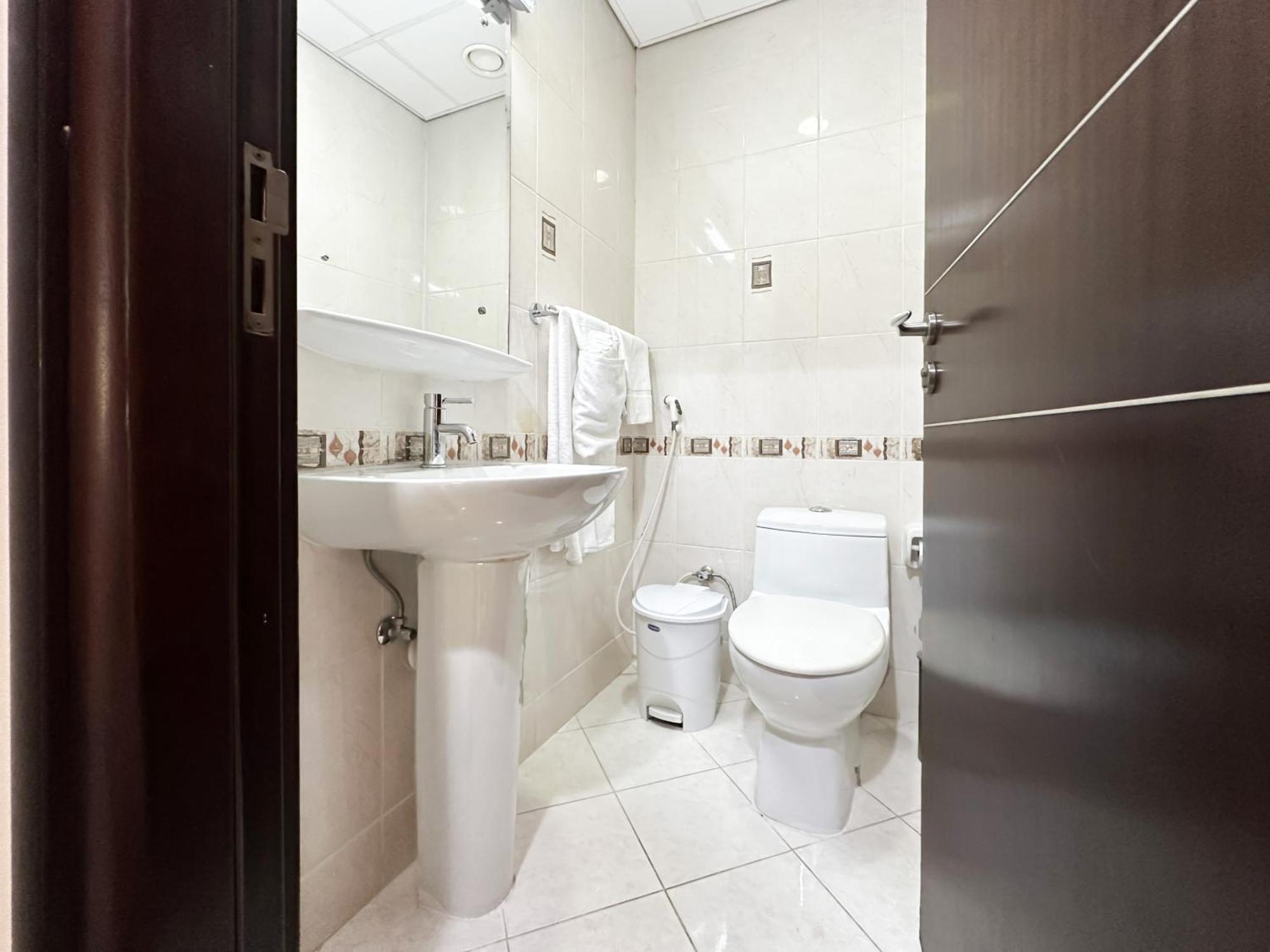 Trophy 1br Retreat W Balcony, Pool, Gym In Jlt Dubai