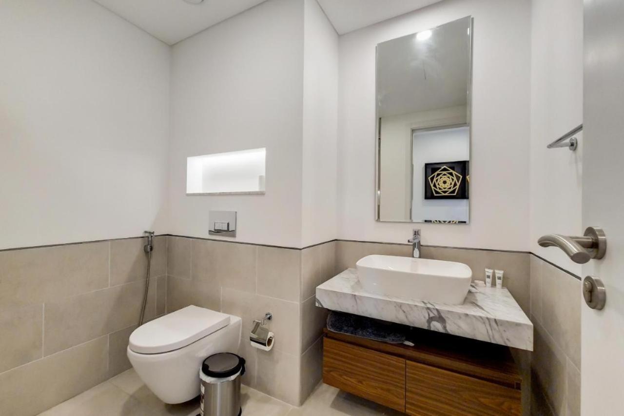 Luxury One Bedroom *
