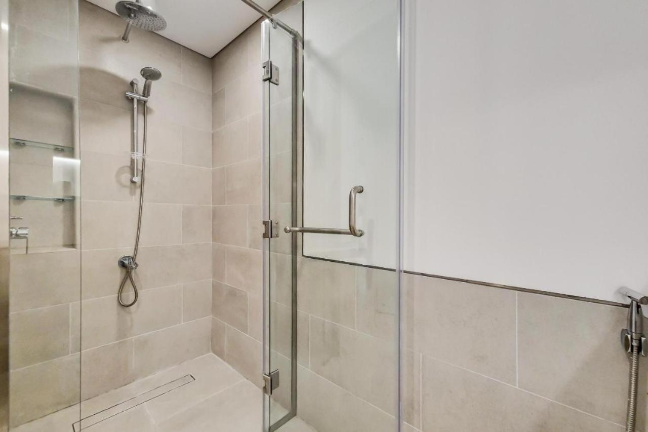 Luxury One Bedroom Apartment *