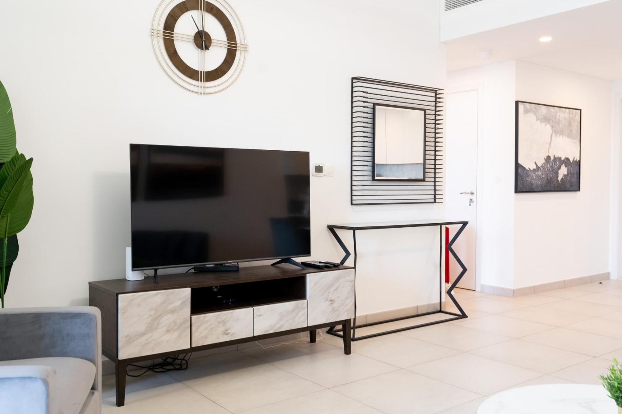 Luxury One Bedroom Apartment *