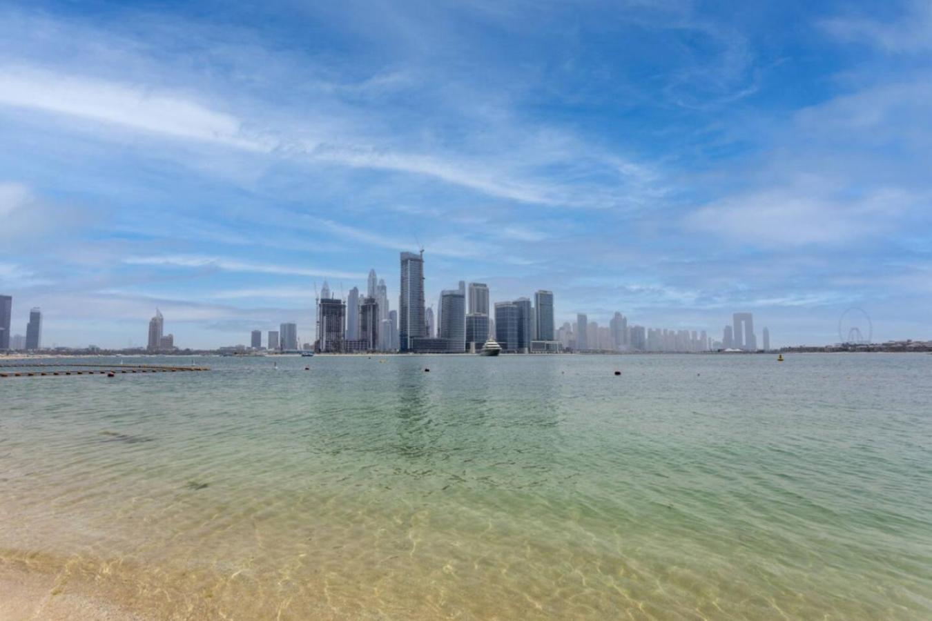 Palm Jumeirah - Free Infinity Pool & Private Beach Apartment Dubai