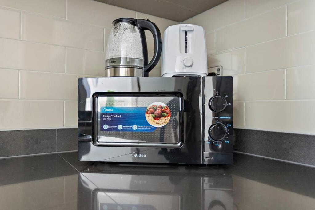Brand New 1br In Prime Location Apartment *