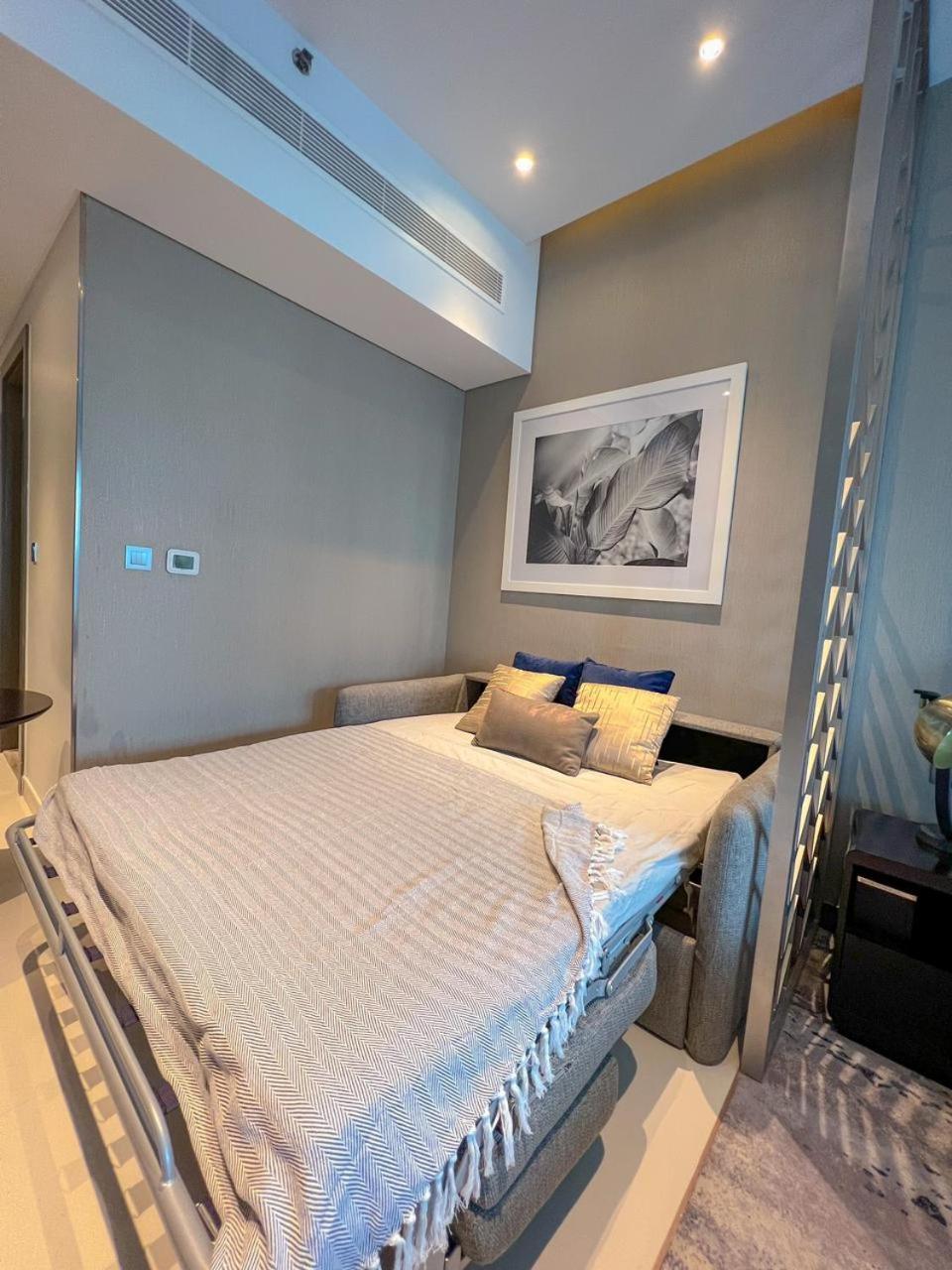 Stylish Business Bay With Canal View - Gym & Pool Apartment